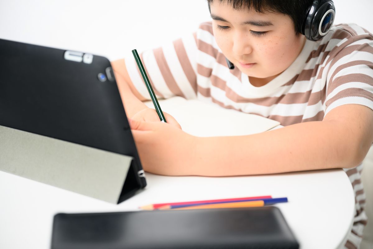 タブレットで制作に取り組む子ども