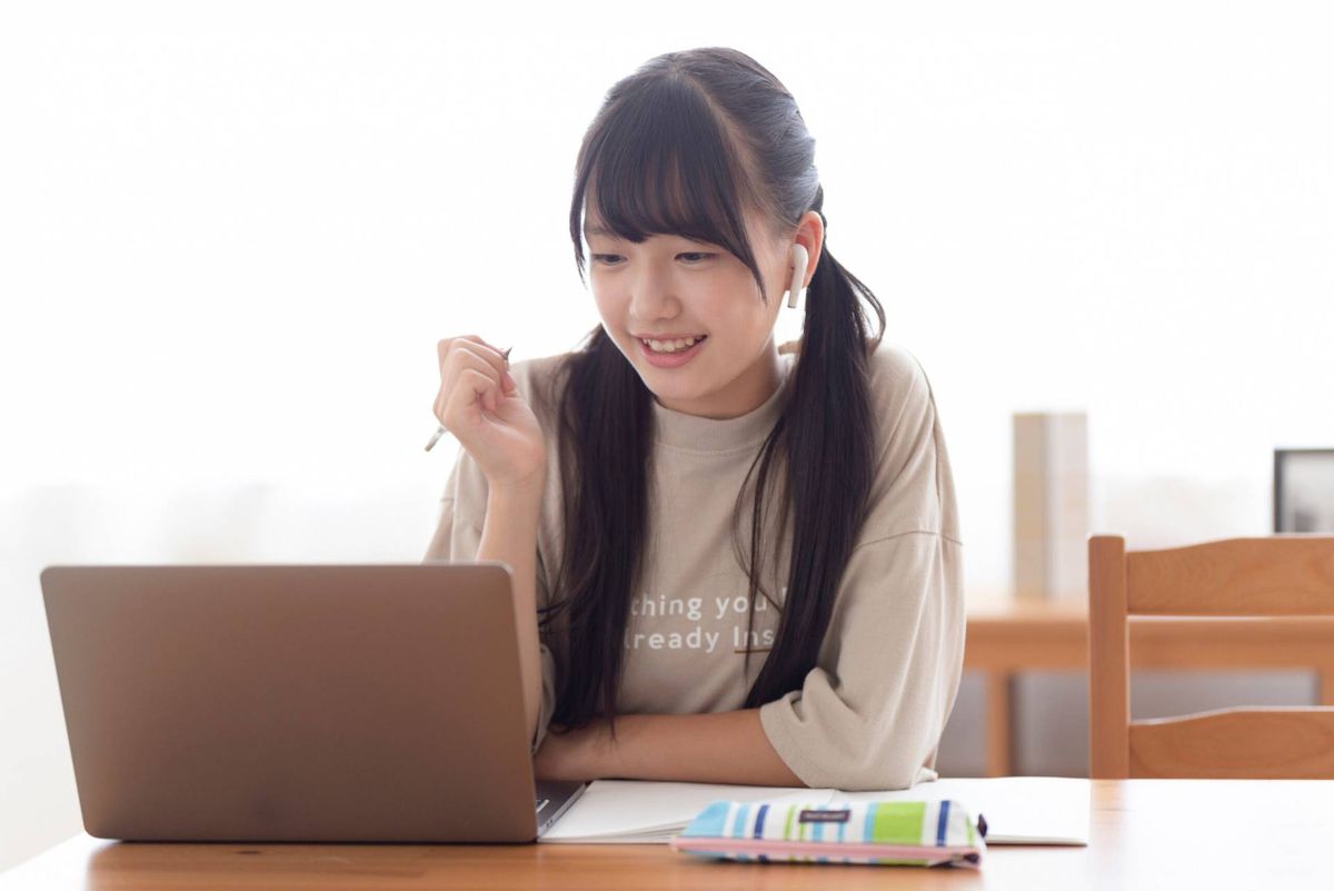 自宅でオンライン授業を受ける生徒